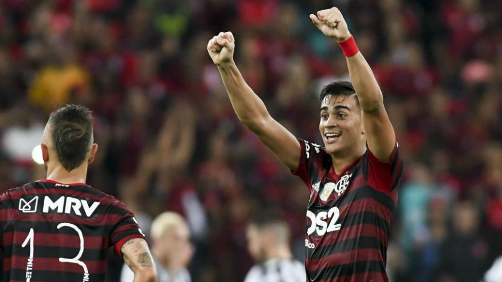 Reinier celebrates with Flamengo.
