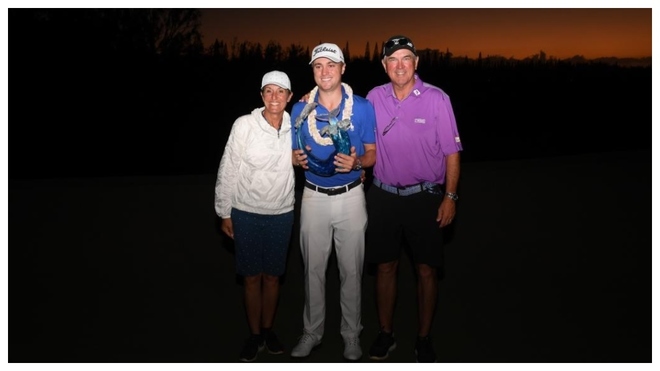 Justin Thomas posa con sus padres y el trofeo de The Sentry