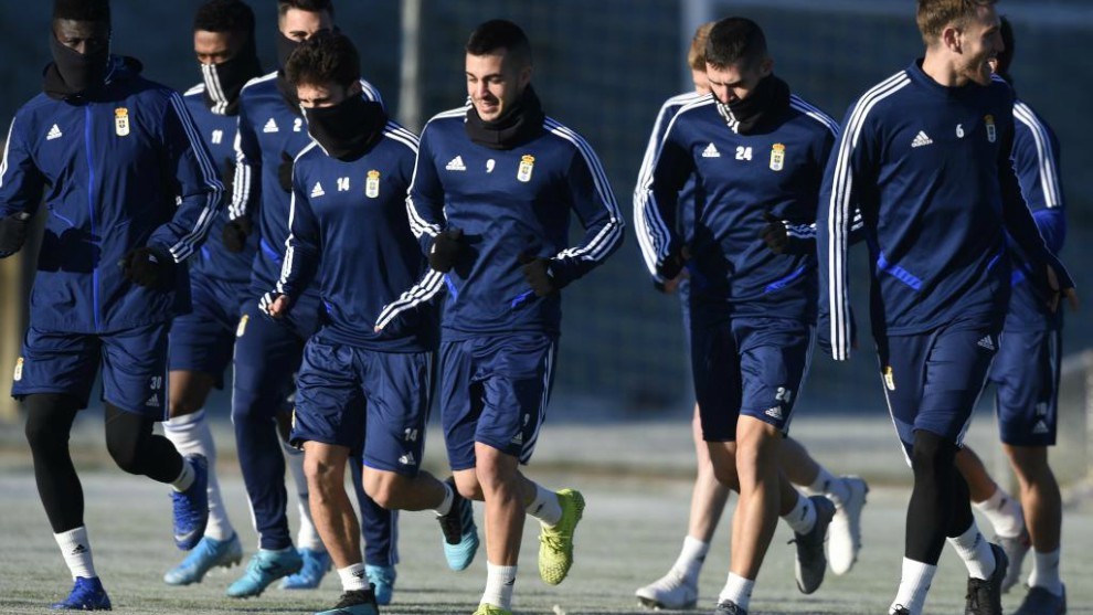 Los jugadores del Oviedo, muy abrigados, durante un entrenamiento