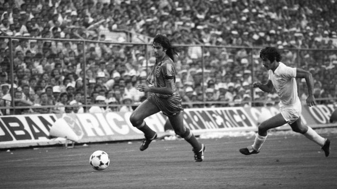 Kempes perseguido por Benito en la final de Copa del 79.