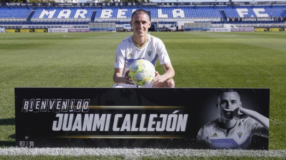 Juanmi Callejón posa con la camiseta del Marbella sobre el césped de...