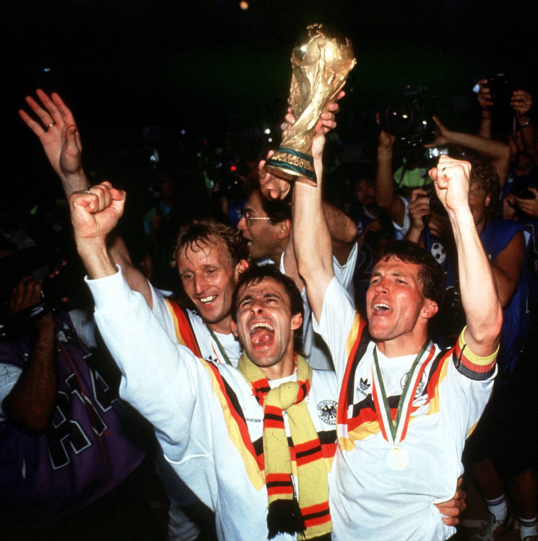 Brehme, Littbarski y Matthaus levantan la Copa del Mundo de 1990