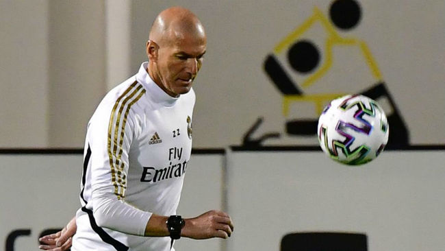Zidane controla un baln en el entrenamiento en Yeda previo al...