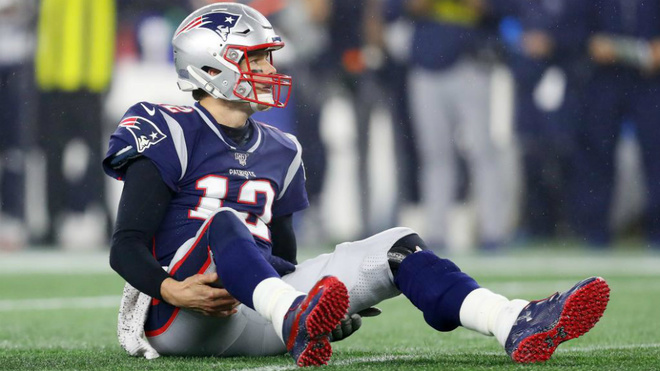 Tom Brady mira desde el suelo en un momento del partido frente a los...