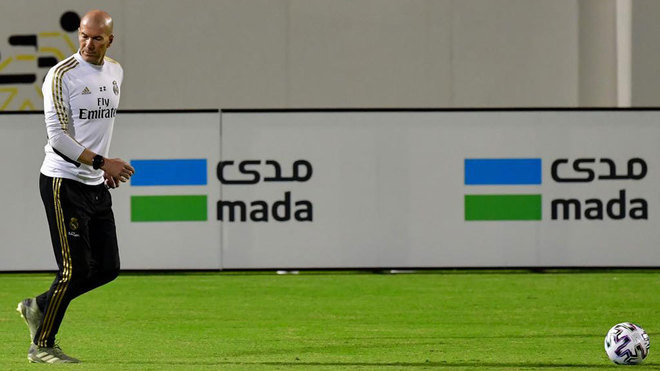 Zinedine Zidane, durante el entrenamiento del Madrid en Arabia Saud.
