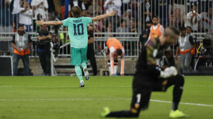 Modric celebra el tercer gol con Jaume arrodillado.