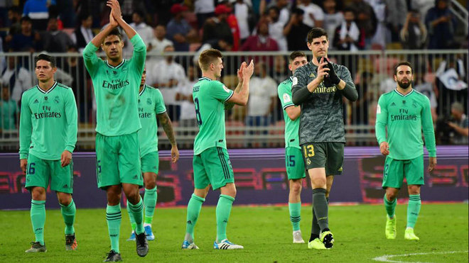 Los jugadores del Madrid, saludando a la aficin tras el partido.