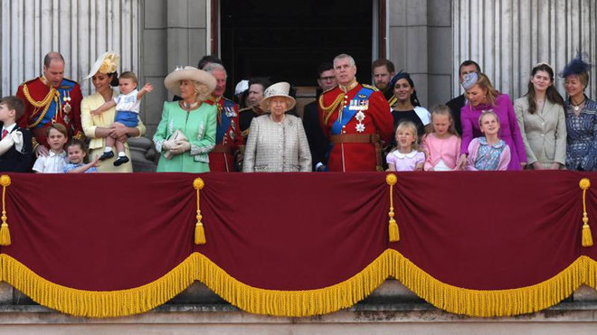 La Casa Real britnica, &quot;disgustada&quot; por la abdicacin de los duques...