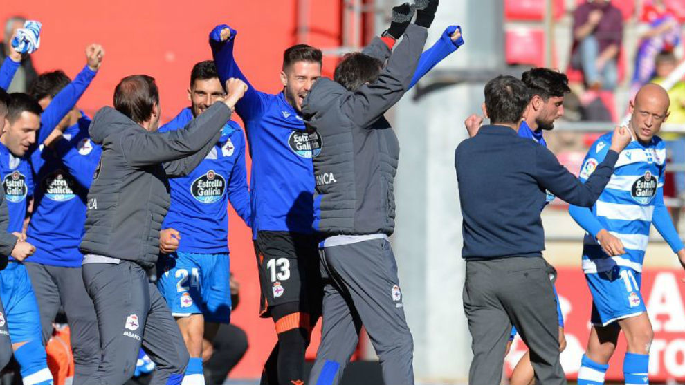 Fernando Vzquez y sus jugadores celebran el triunfo en Soria