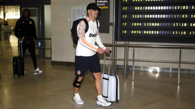Rodrigo, a su llegada de Arabia en el aeropuerto de Valencia.
