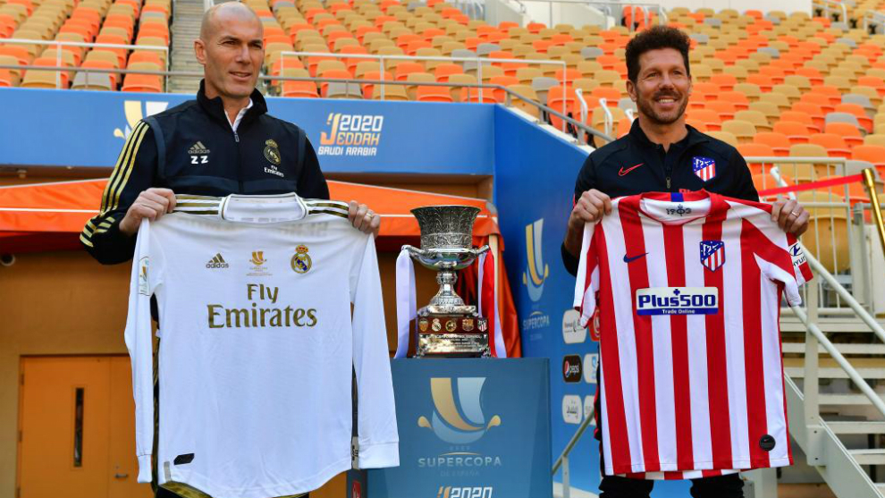 Zidane y Simeone posan con las camisetas de sus equipo y la Supercopa.