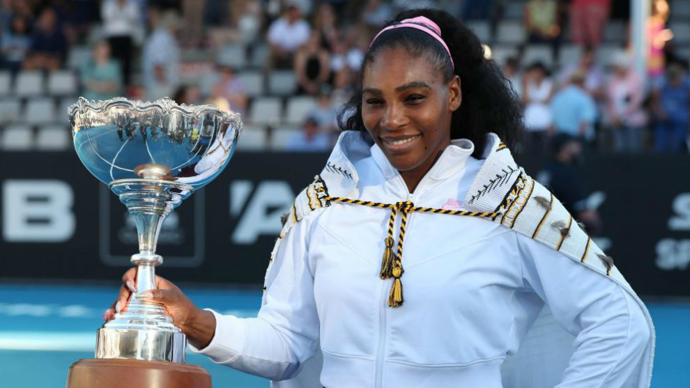Serena Williams poses with her trophy in Auckland