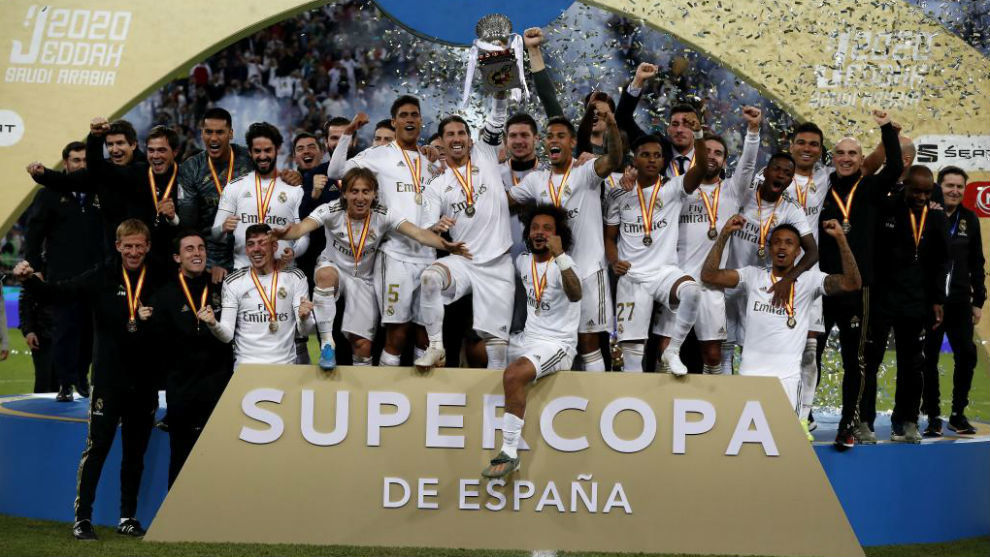 Los jugadores del Real Madrid celebran la Supercopa de España...