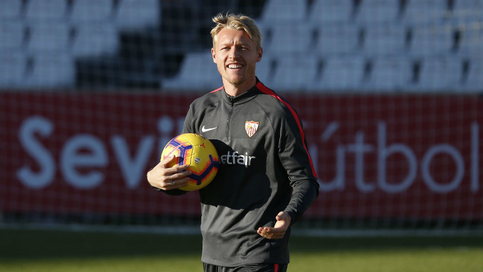 Kjaer, en un entrenamiento con el Sevilla.