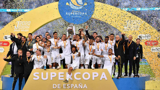 Los jugadores del Real Madrid, celebrando la Supercopa de Espaa en...