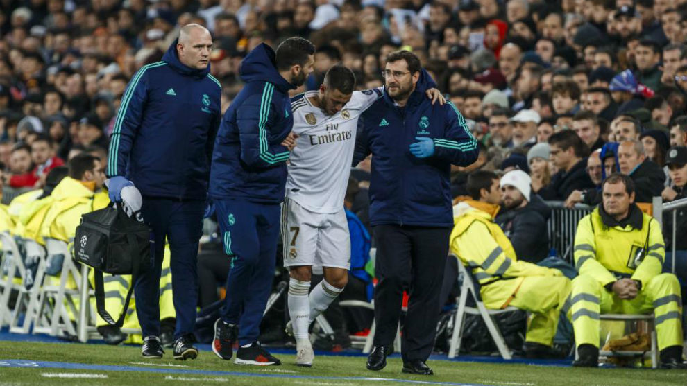 Hazard, siendo ayudado por los mdicos del Madrid tras lesionarse...