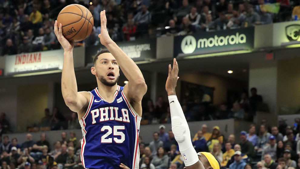 Ben Simmons intenta anotar ante los Pacers