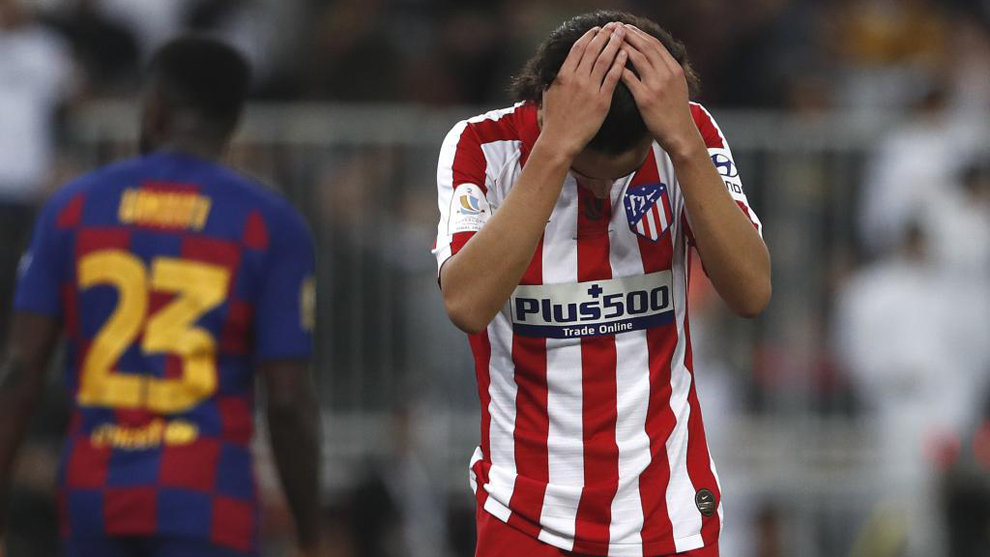 Joao Flix se lamenta durante el partido ante el Barcelona.