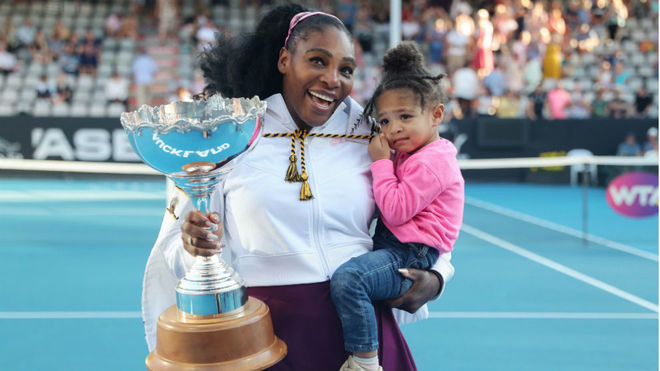 Serena Williams, con su hija Alexis, tras ganar el Auckland Classic