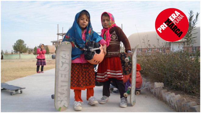 Dos niñas con su skate en Mazar-e-Sharif, Afganistán.