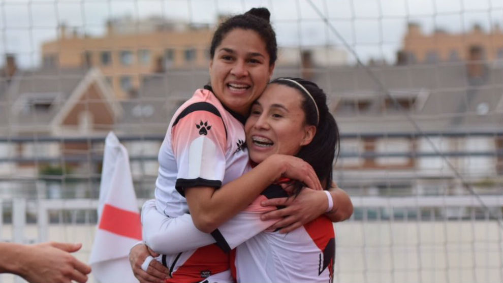 Oriana Altuve y Camila Sez se abrazan tras anotar un gol.