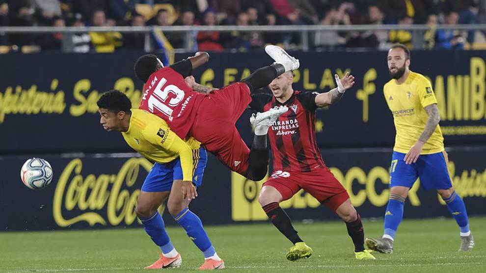 Malsa cae sobre la espalda de Choco Lozano, autor del primer gol en el...