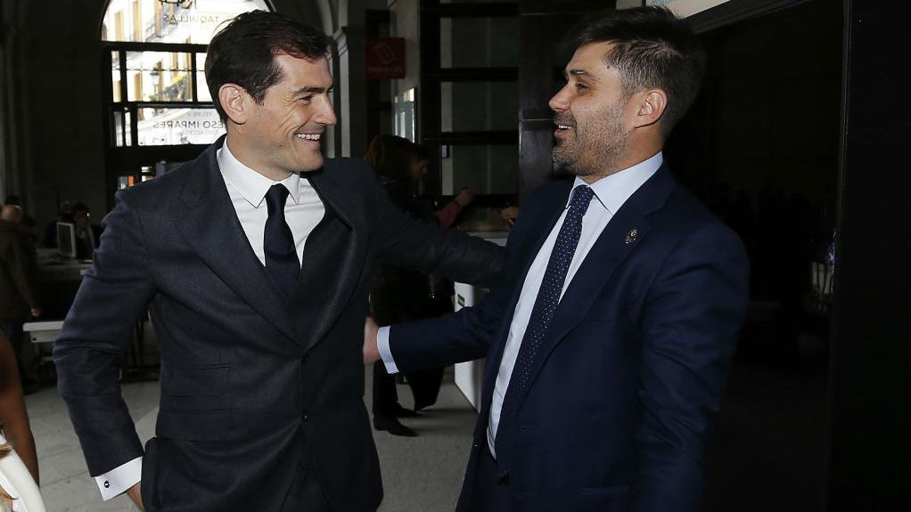 El presidente de AFE, David Aganzo, con Iker Casillas en el 80...