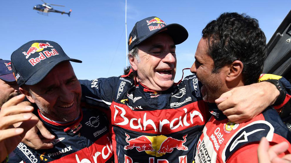 Sainz celebra la victoria tras la etapa.