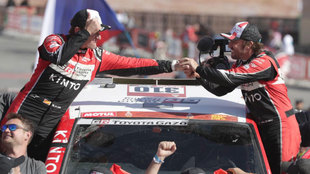 Fernando Alonso y Marc Coma, tras acabar el Dakar.