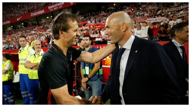 Lopetegui y Zidane se saludan antes del partido en el...