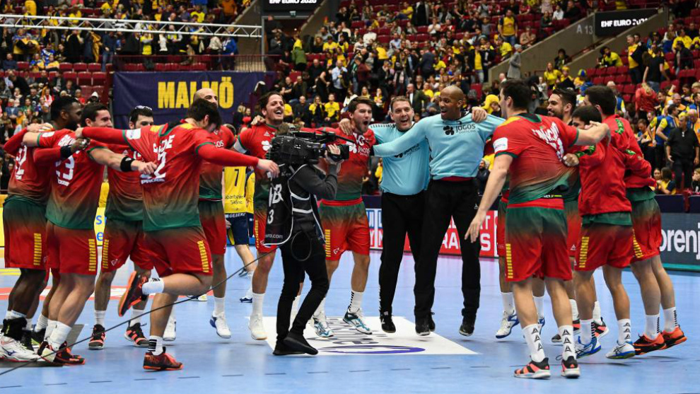 El equipo de Portugal celebra su triunfo ante Suecia /