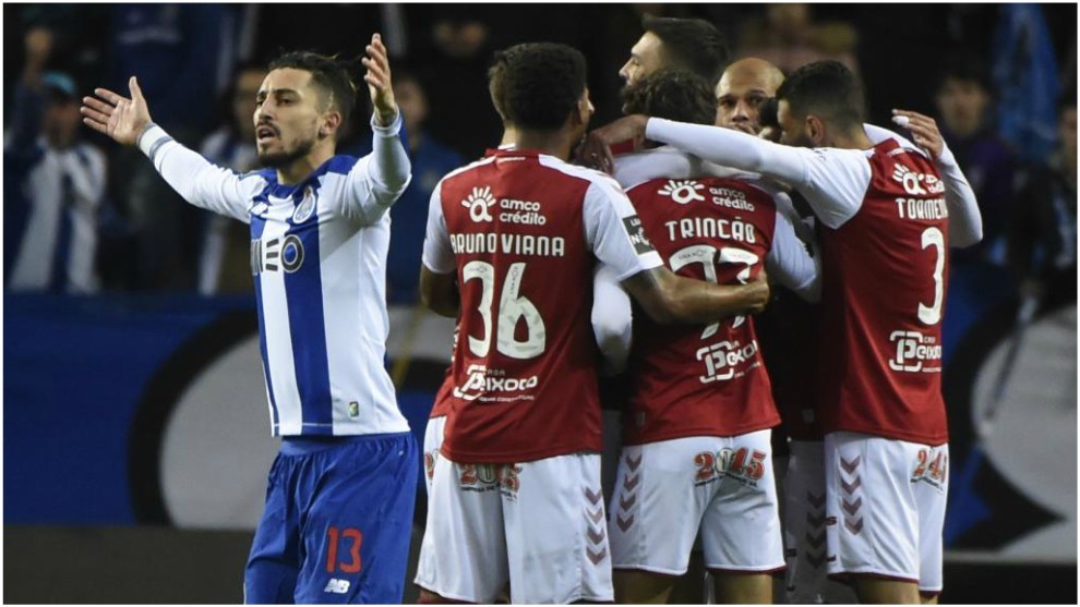 Alex Telles se lamenta mientras el Braga celebra el gol de Fransergio.