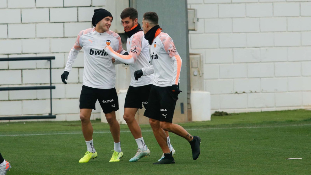 Ferran Torres con Maxi Gmez y Gabriel Paulista en el entrenamiento.