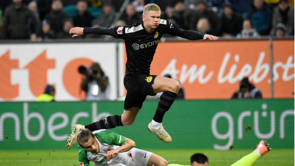 Haaland anota uno de sus tres goles al Augsburgo