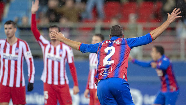 Esteban Burgos celebra su gol contra el Atltico.