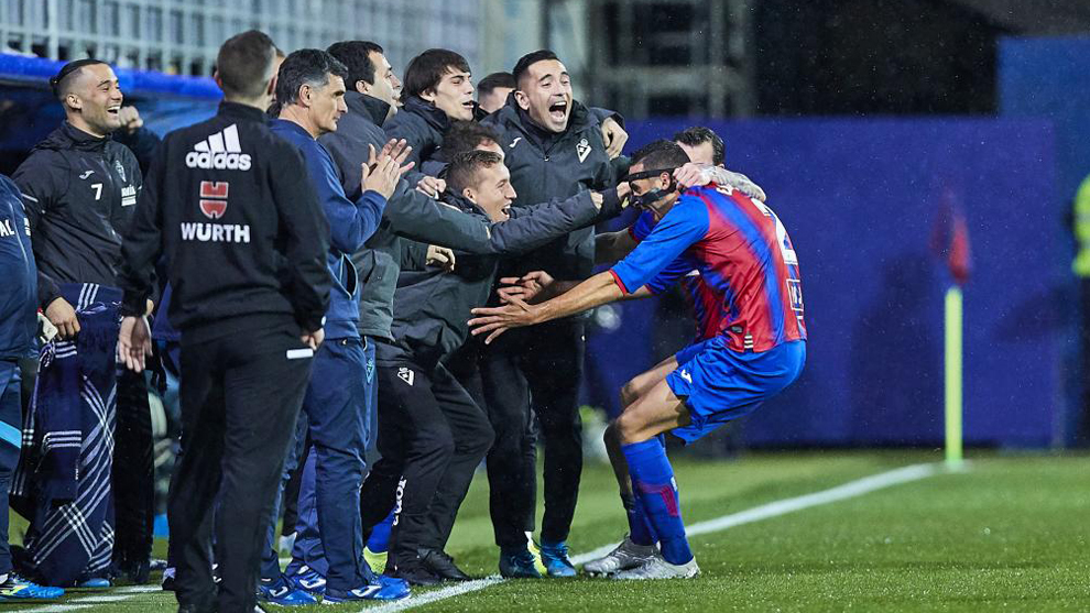 Burgos celebra el gol con el banquillo del Eibar.