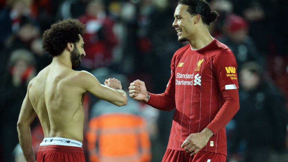 Salah y Van Dijk se saludan tras el gol del egipcio al United