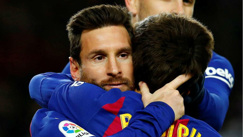 Messi se abraza a Riqui Puig