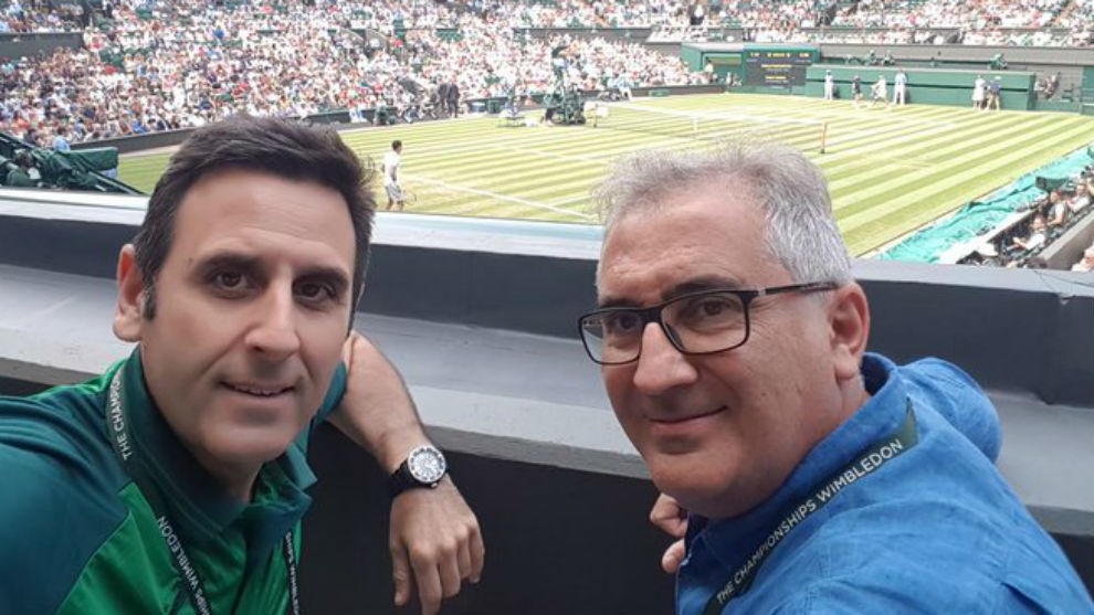 Nacho Muoz, al lado del fisioterapeuta Luis Badal en Wimbledon