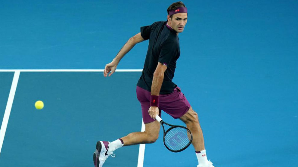 Federer intenta devolver una pelota
