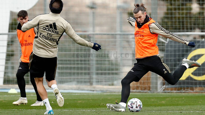 Bale chuta en el entrenamiento.