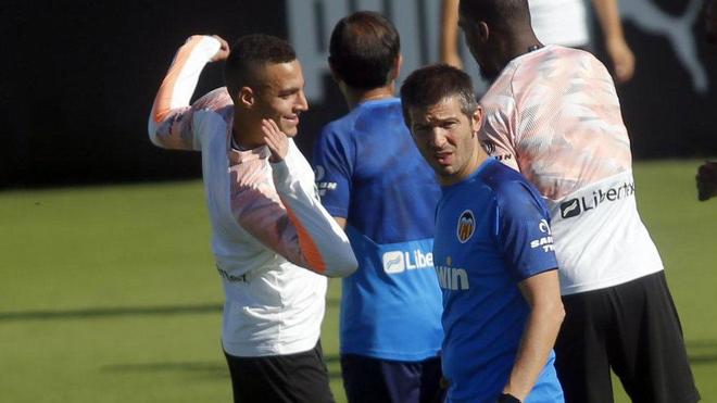 Rodrigo y Ceades durante un entrenamiento del Valencia.