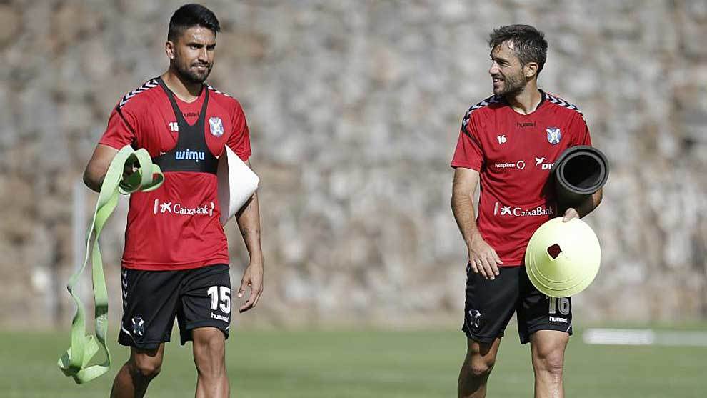 Dos Santos junto a Aitor Sanz en un entrenamiento del Tenerife  de...