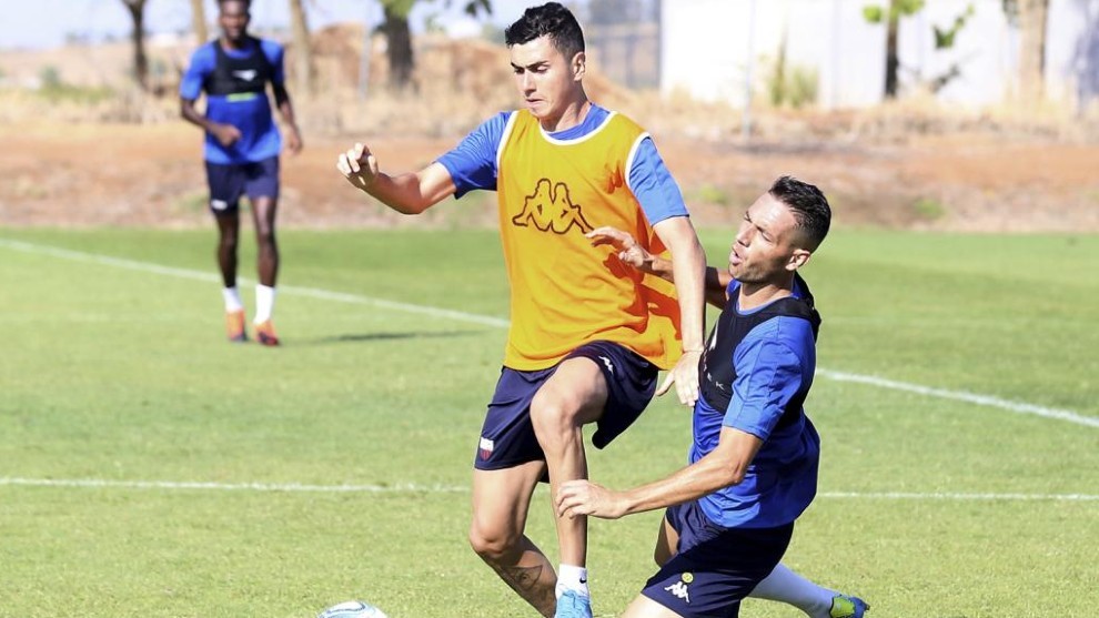 Rafa Mjica y David Rocha, en un entrenamiento con el Extremadura.