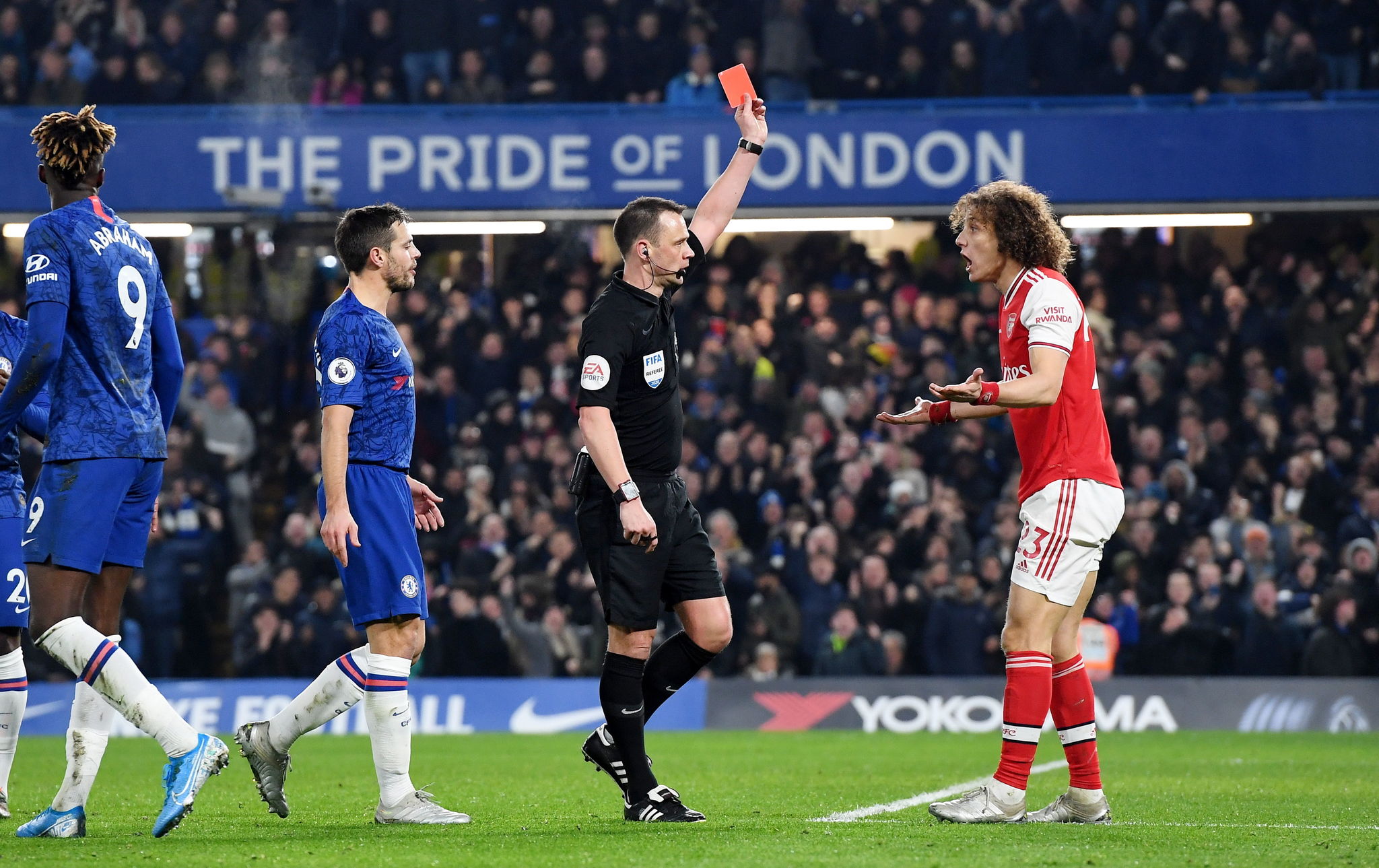 London (United Kingdom), 21/01/2020.- <HIT>David</HIT><HIT>Luiz</HIT> (R) of Arsenal is shown the red card by referee Stuart Attwell during the English Premier League match between Chelsea and Arsenal in London, Britain, 21 January 2020. (Reino Unido, Londres) EFE/EPA/ANDY RAIN No use with unauthorized audio, video, data, fixture lists, club/league logos or live services. Online in-match use limited to 120 images, no video emulation. No use in betting, games or single club/league/player publications. EDITORIAL USE ONLY EDITORIAL USE ONLY EDITORIAL USE ONLY EDITORIAL USE ONLY