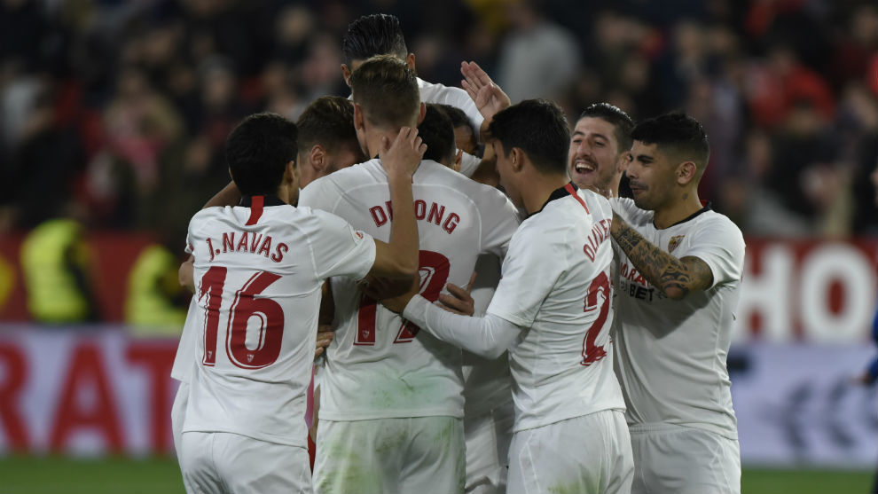 Los jugadores del Sevilla celebran uno de los tres tantos ante el...