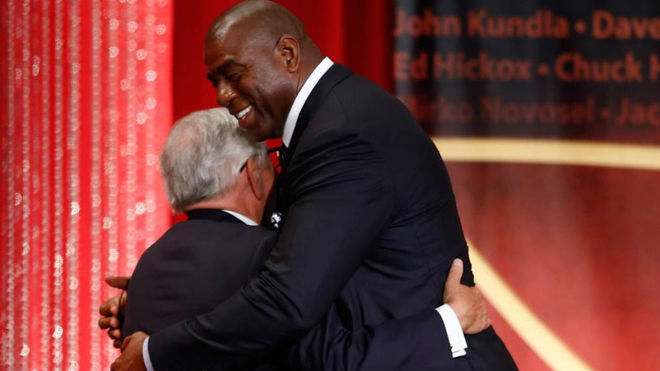 Magic Johnson se abraza a David Stern durante una ceremonia del &apos;Hall...