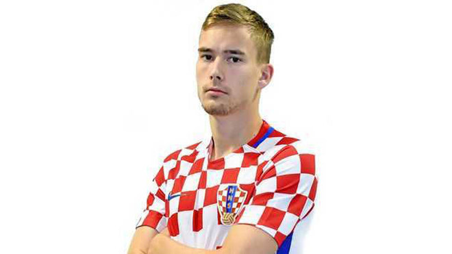Filip Bradaric, posando con la camiseta de Croacia.