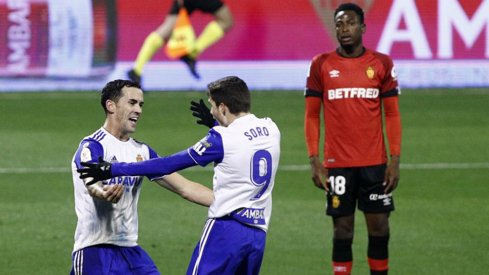 Linares y Soro se abrazan tras el gol del delantero.