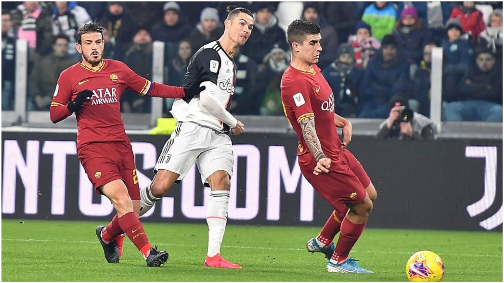 Cristiano Ronaldo marca con un tiro cruzado contra la Roma.